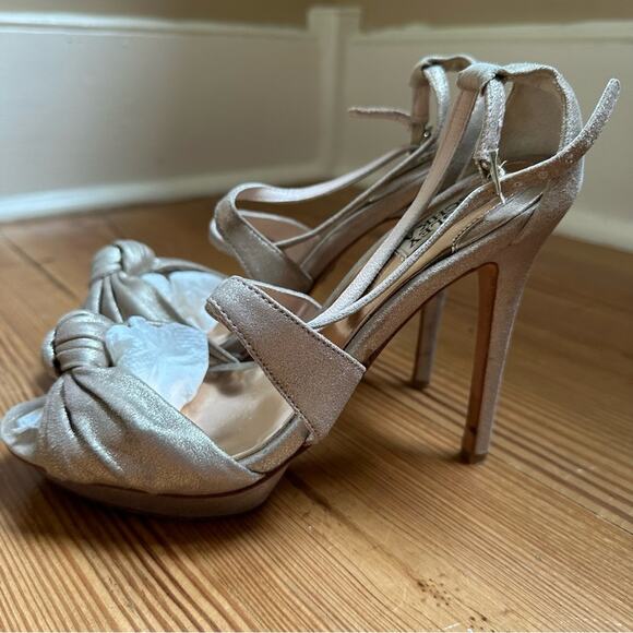 Badgley Mischka gold leather criss cross knot formal heels SIZE 8 - Picture 5 of 7